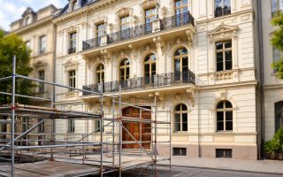 batiment-ancien-style-classique-renove