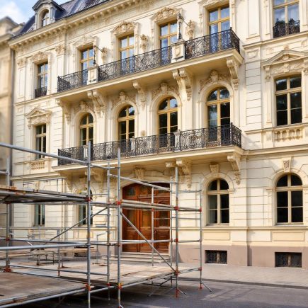 batiment-ancien-style-classique-renove