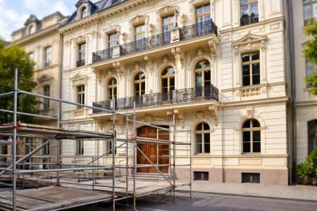 batiment-ancien-style-classique-renove